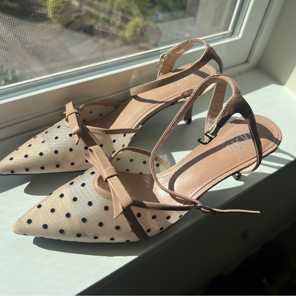 Vintage polka dot slingback pumps in beige/black